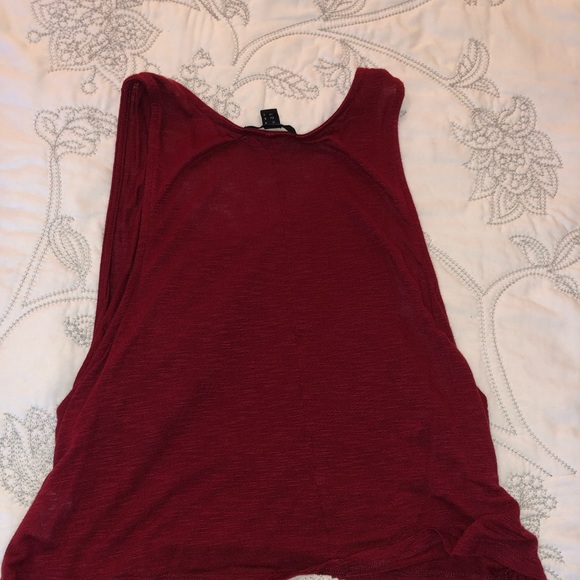 A rouge top with a front pocket - Picture 2 of 3
